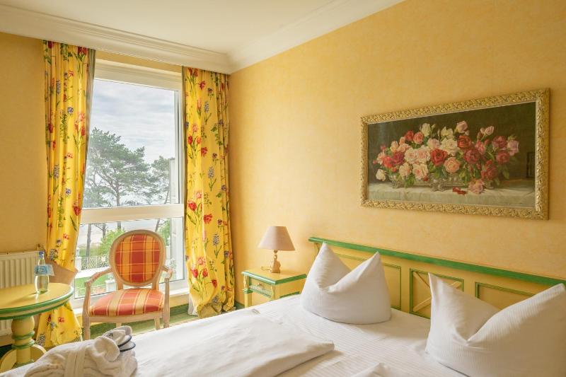 Double Room with Sea View image 4