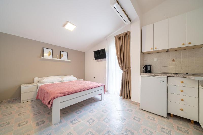 Twin Studio with Balcony image 3