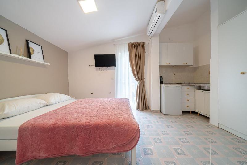 Twin Studio with Balcony image 4