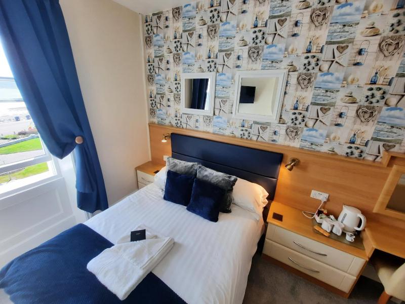 Cosy Double Room with Sea View (Nr. 6) image 1