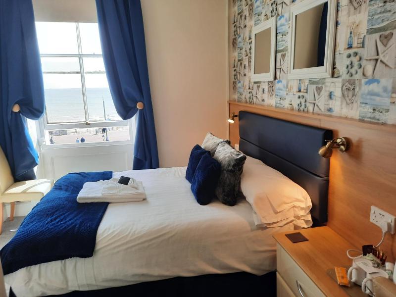 Cosy Double Room with Sea View (Nr. 6) image 3