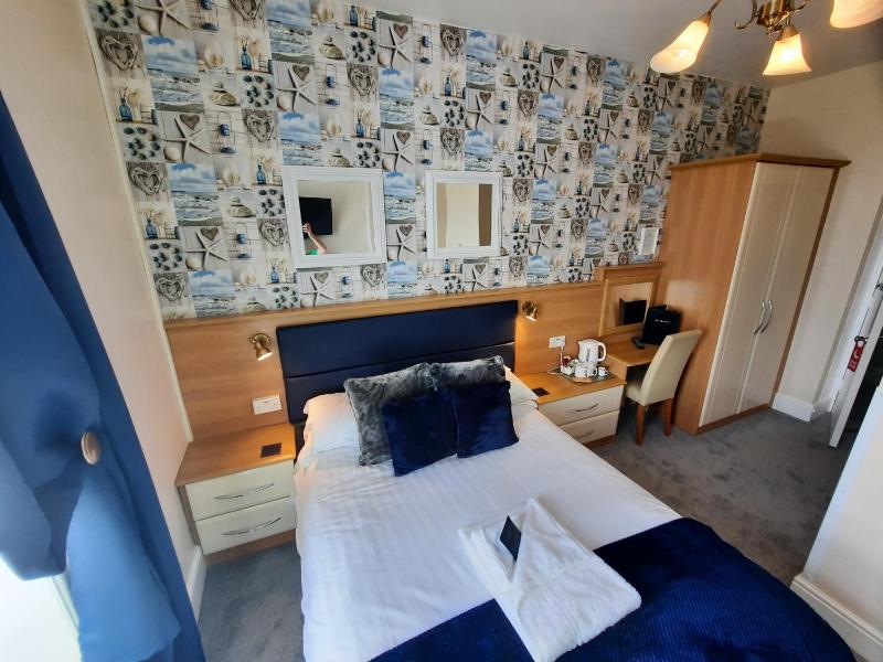 Cosy Double Room with Sea View (Nr. 6) image 4