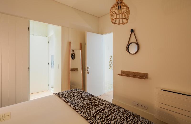 Deluxe One-Bedroom Apartment image 3