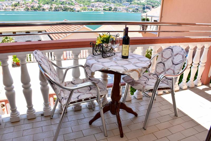 One-Bedroom Apartment with Sea View (4 Adults) image 3