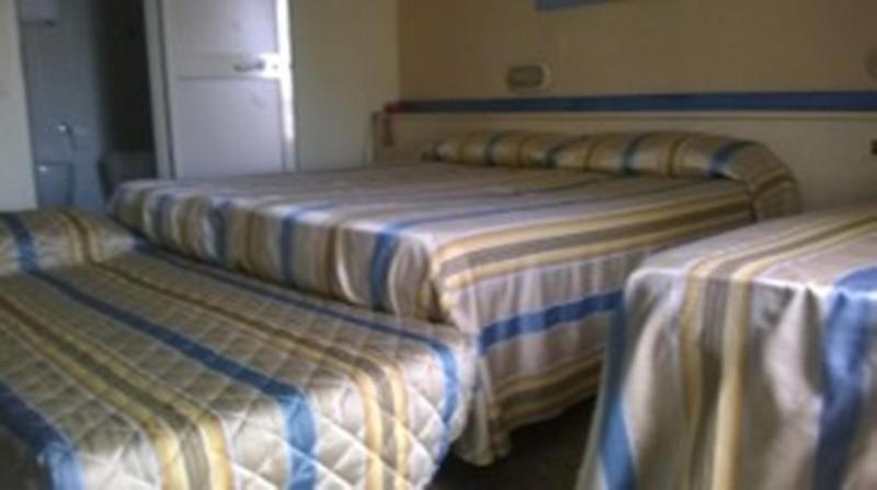 Triple Room with Shared Bathroom image 3