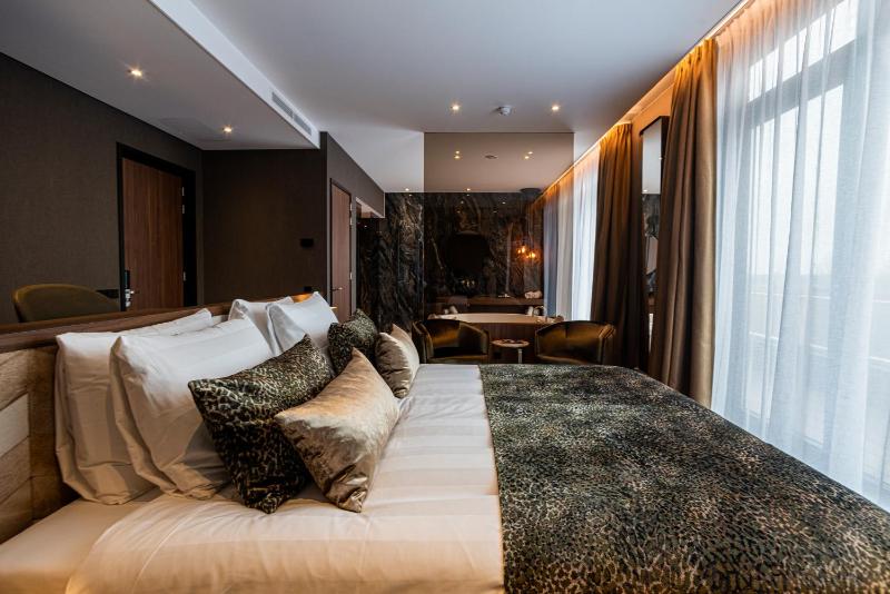 Suite with Spa Bath image 1