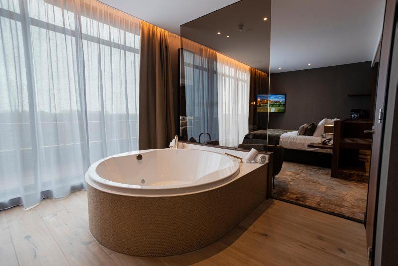 Suite with Spa Bath image 4