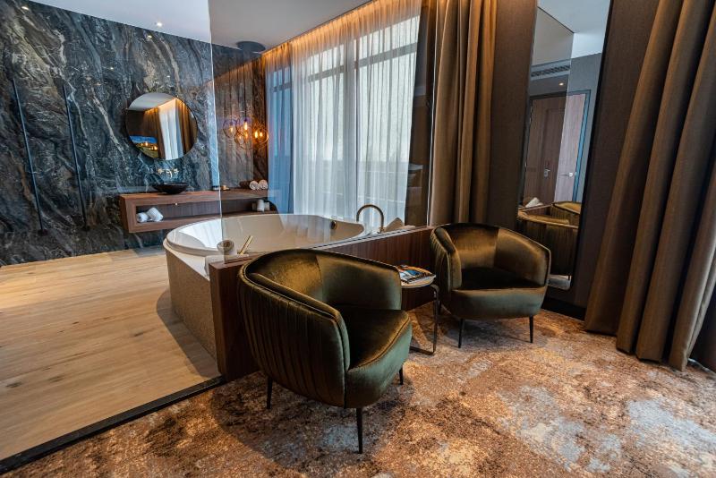 Suite with Spa Bath image 3