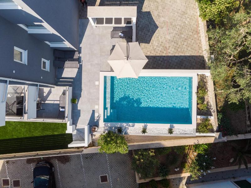 Summer Breeze Pool Apartments - image 29