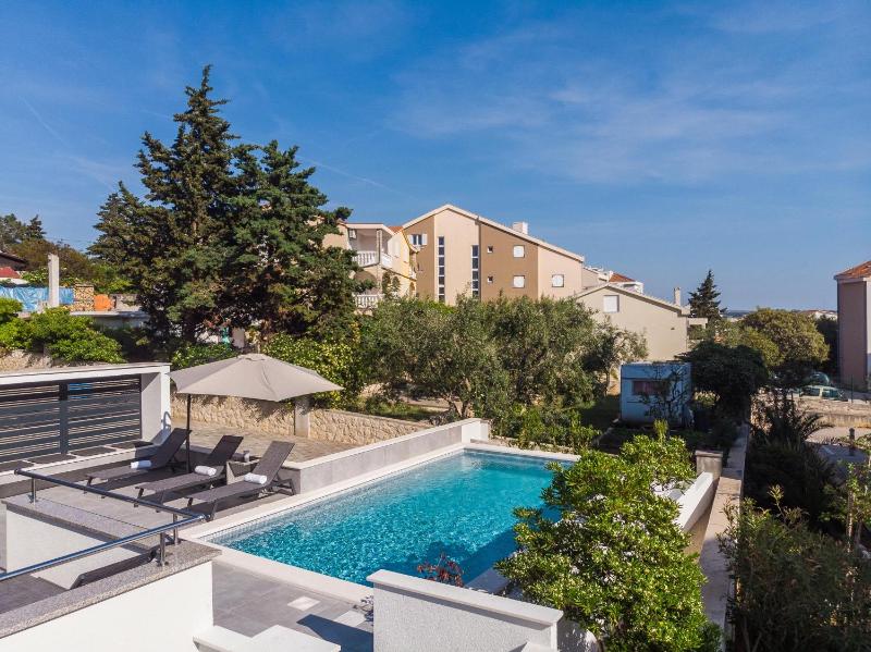 Summer Breeze Pool Apartments - image 17