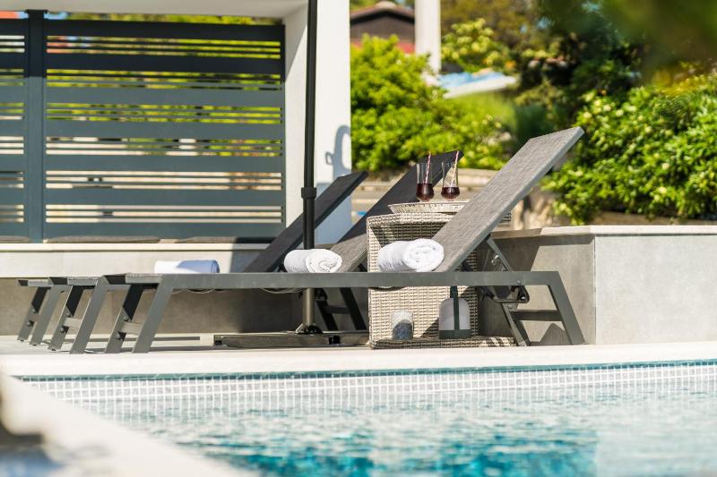 Summer Breeze Pool Apartments - image 13