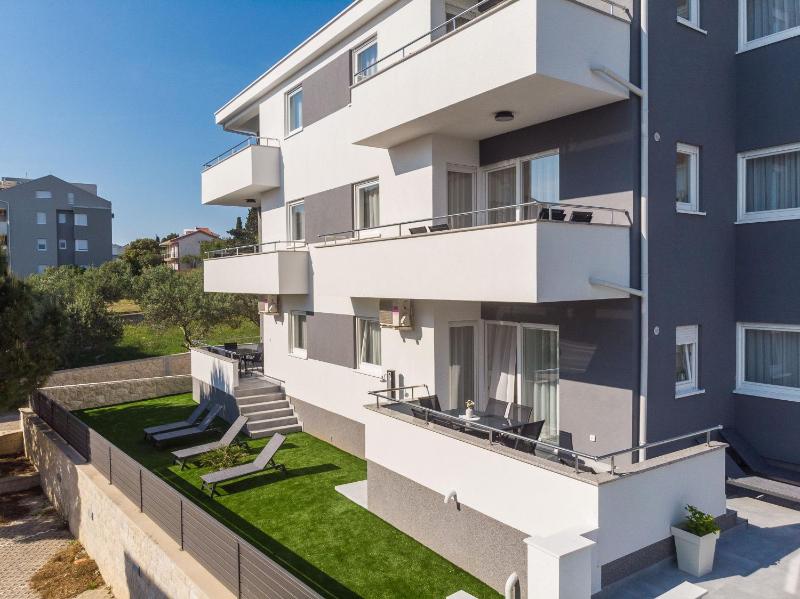 Summer Breeze Pool Apartments - image 24