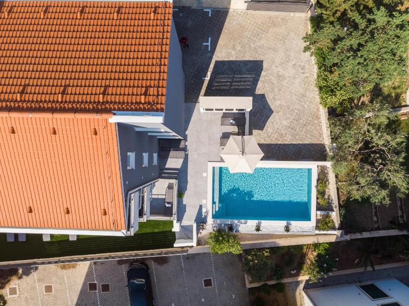 Summer Breeze Pool Apartments - image 28