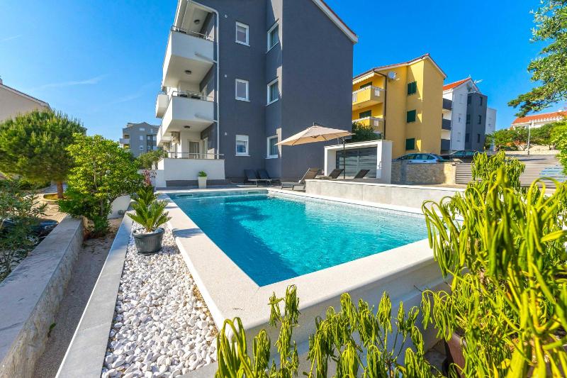 Summer Breeze Pool Apartments - image 15