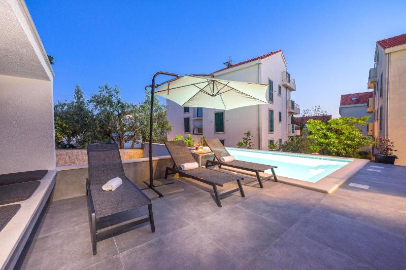 Summer Breeze Pool Apartments - image 16