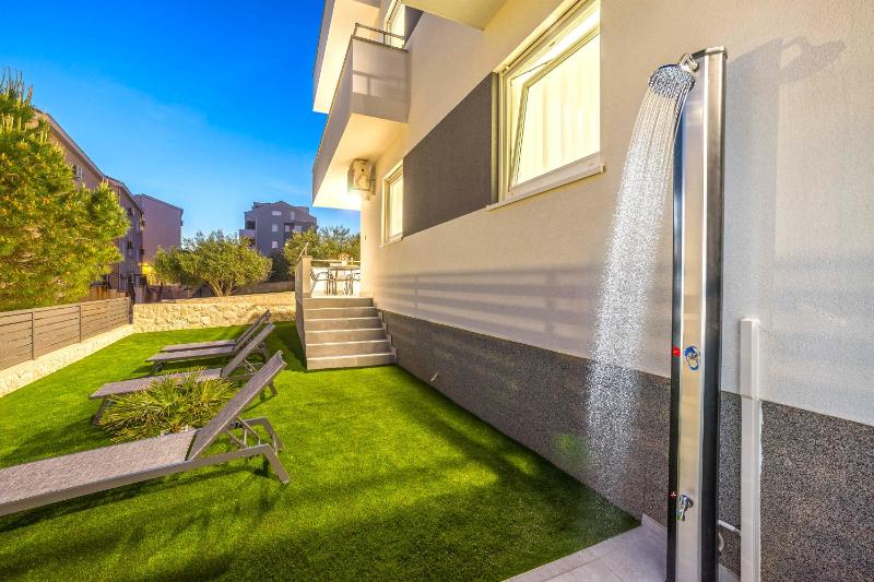 Summer Breeze Pool Apartments - image 19