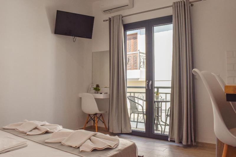Deluxe Double Room with Balcony image 4
