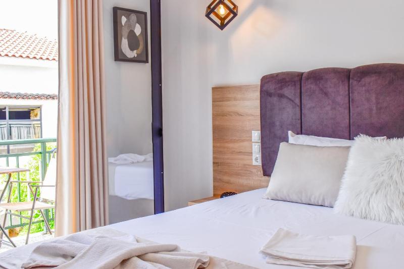 Deluxe Double Room with Balcony image 4