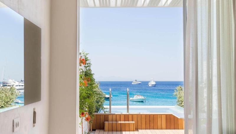 Sea View Suite with Private Pool image 4