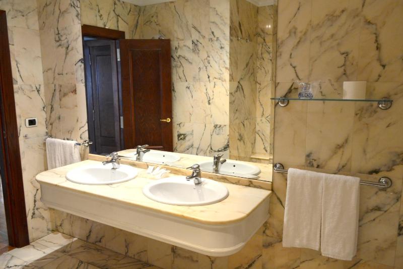 Family Room image 3