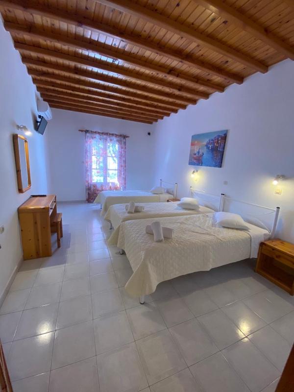 Quadruple Room with Garden View image 4