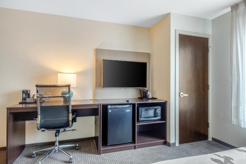 Queen Room with Two Queen Beds - Non-Smoking image 3