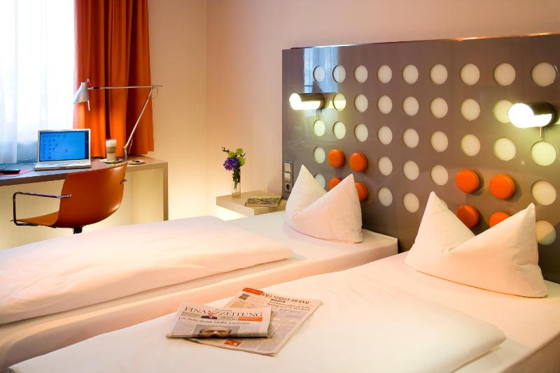 Classic Twin Room image 4