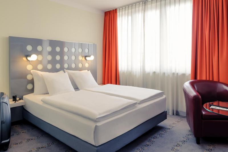 Classic Double Room image 4