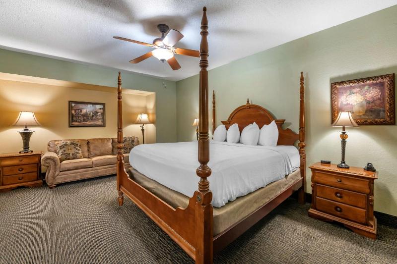 King Suite with Hot Tub - Non-Smoking image 1