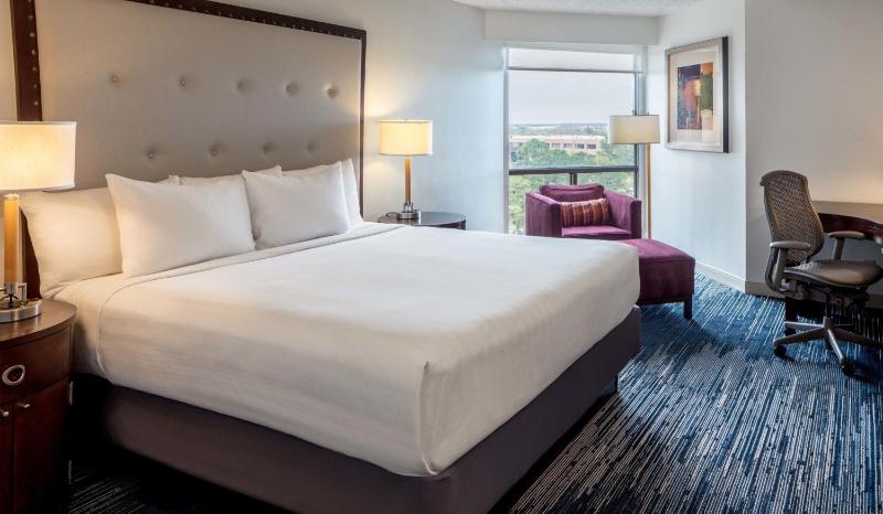 Deluxe King Room with Sofa Bed image 2