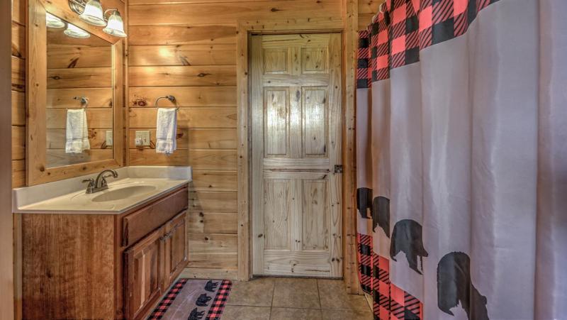 High Country Hideaway- Pet Friendly | Close to Town | Large Hot Tub | Outdoor Fireplace - image 43