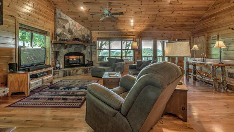 High Country Hideaway- Pet Friendly | Close to Town | Large Hot Tub | Outdoor Fireplace - image 40