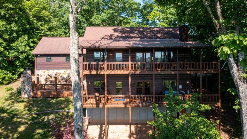 High Country Hideaway- Pet Friendly | Close to Town | Large Hot Tub | Outdoor Fireplace - image 8