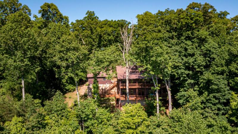 High Country Hideaway- Pet Friendly | Close to Town | Large Hot Tub | Outdoor Fireplace - image 24
