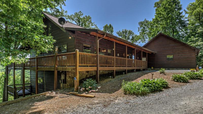 High Country Hideaway- Pet Friendly | Close to Town | Large Hot Tub | Outdoor Fireplace - image 15