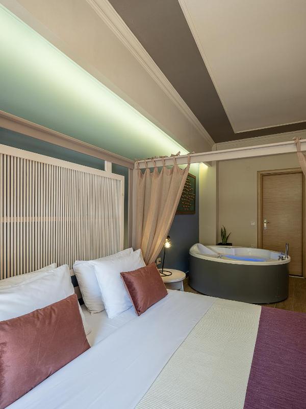 Deluxe room with Balcony and Hot Tub image 1