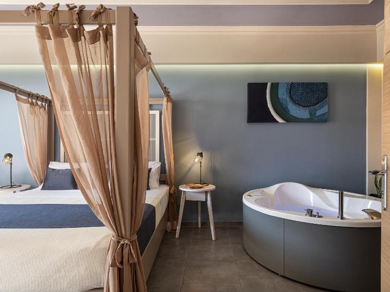 Deluxe room with Balcony and Hot Tub image 4