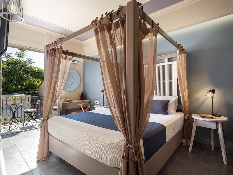 Deluxe room with Balcony and Hot Tub image 3