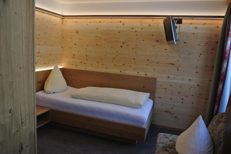 Single Room with Shower image 4