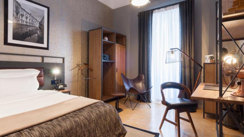 Deluxe Double or Twin Room image 3