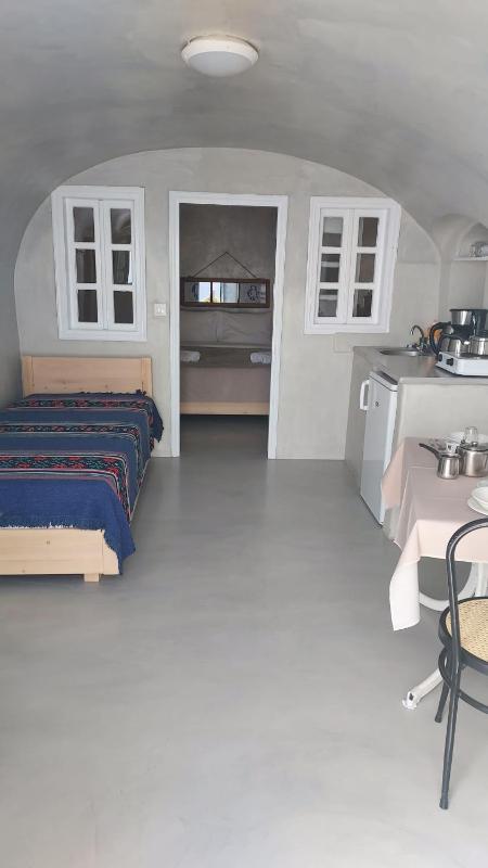 Traditional Cave House with Caldera View image 2