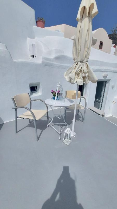 Traditional Cave House with Caldera View image 4