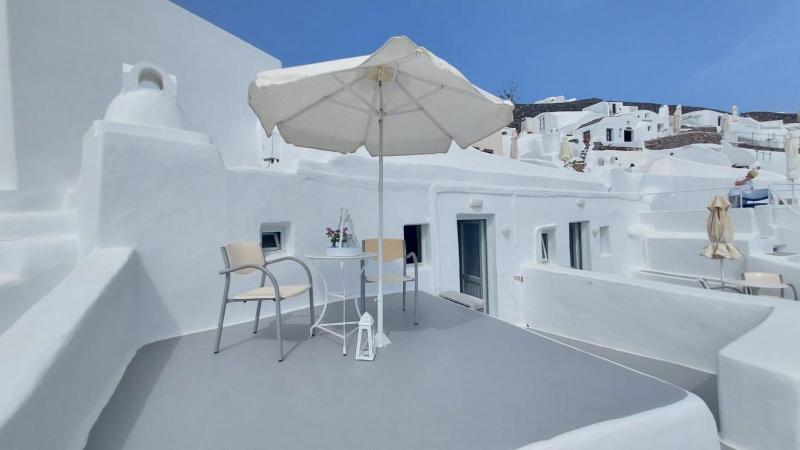 Traditional Cave House with Caldera View image 3
