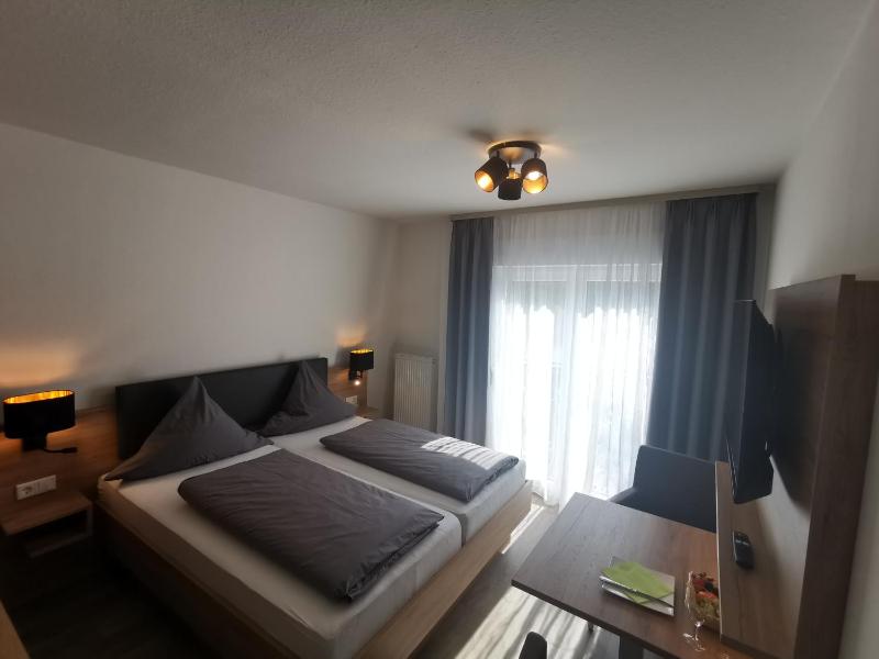 Double Room with Balcony image 3