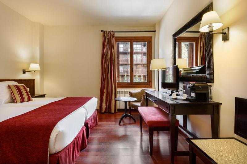 Standard Twin Room image 3