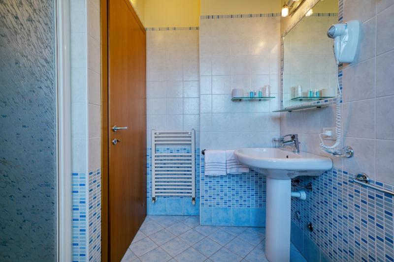Double Room With Balcony and Partial Lake View image 2