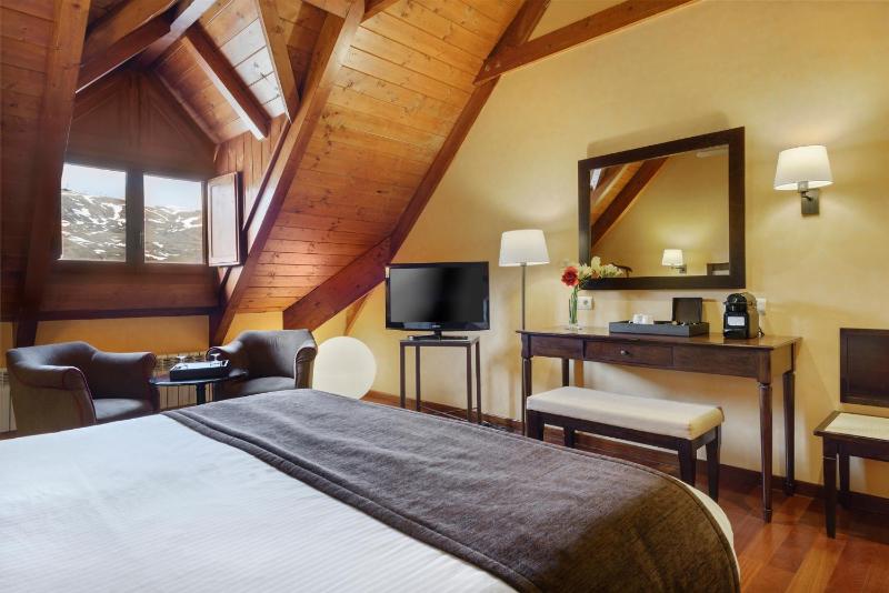 Superior Twin Room image 3