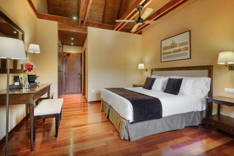 Superior Twin Room image 4
