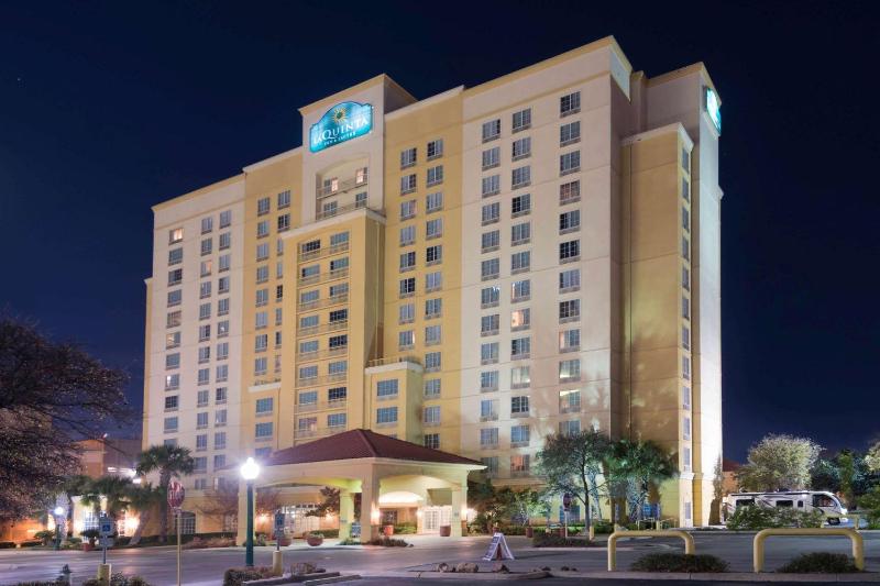 La Quinta Inn & Suites by Wyndham San Antonio Riverwalk - image 5