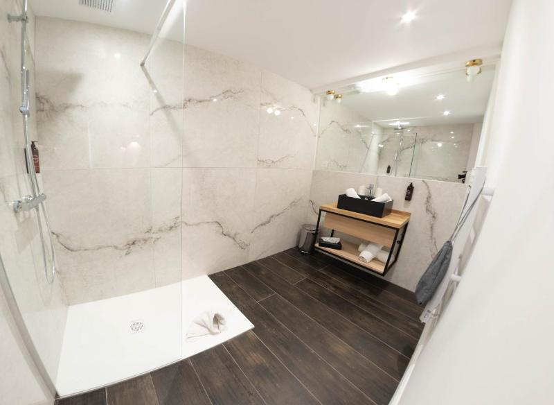 Suite with Hot Tub image 3